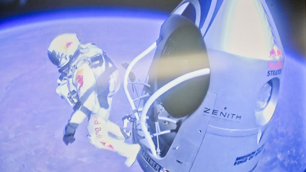 Félix Baumgartner se lanza desde una cápsula en la estratósfera sobre Nuevo México (EE.UU.), 14 de octubre de 2012.