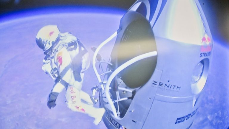 Félix Baumgartner se lanza desde una cápsula en la estratósfera sobre Nuevo México (EE.UU.), 14 de octubre de 2012.