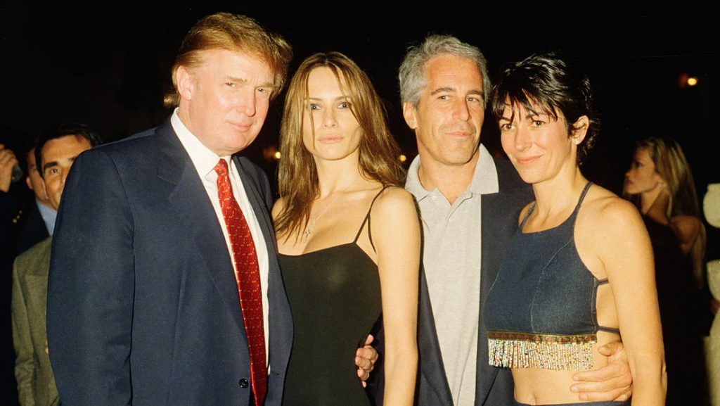 Donald Trump, Jeffrey Epstein y sus respectivas parejas, Melania Knauss y Ghislaine Maxwell, en Mar-a-Lago, Palm Beach (Florida, EE.UU.), el 12 de febrero del 2000.