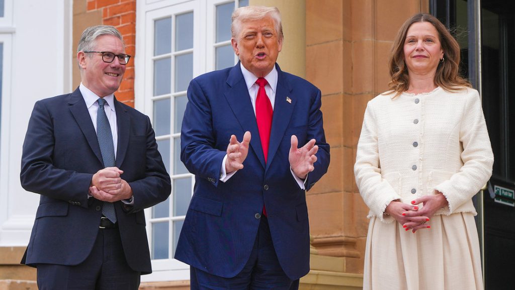 El presidente de EE.UU., Donald Trump, el primer ministro británico, Keir Starmer, y su esposa, Victoria, en Turnberry, Reino Unido, el 28 de julio de 2025.