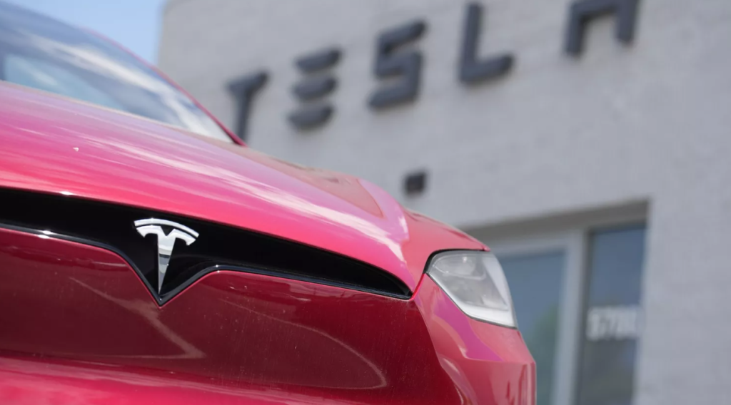 Un modelo Tesla en la foto.