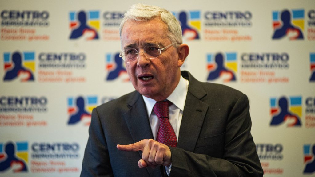Álvaro Uribe Vélez en una conferencia de prensa en Bogotá, Colombia, 27 de septiembre de 2022