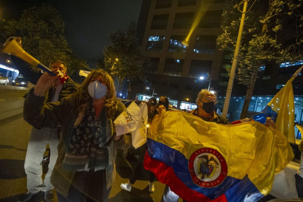 Seguidores de Álvaro Uribe Vélez se manifiestan en su apoyo en Bogotá, Colombia, 4 de agosto de 2020
