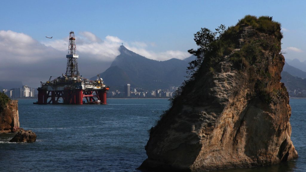 Una plataforma petrolera frente al Pan de Azúcar, en la bahía de Guanabara, Río de Janeiro.