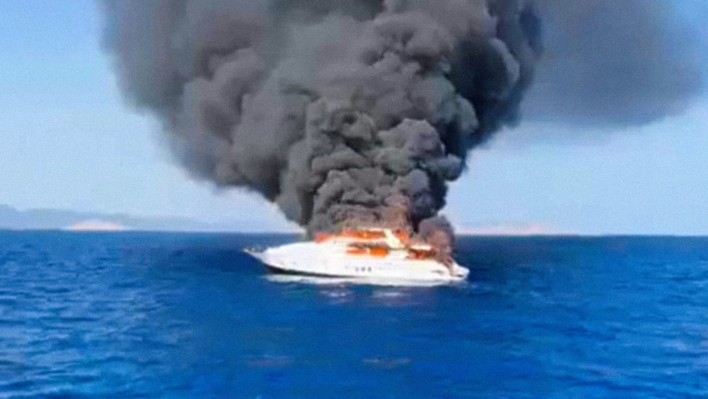 Yate de lujo durante el incendio.