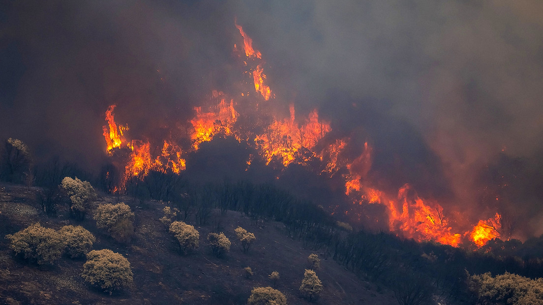 Incendio en una ladera de la montaña de Las Médulas, España, 12 de agosto de 2025.