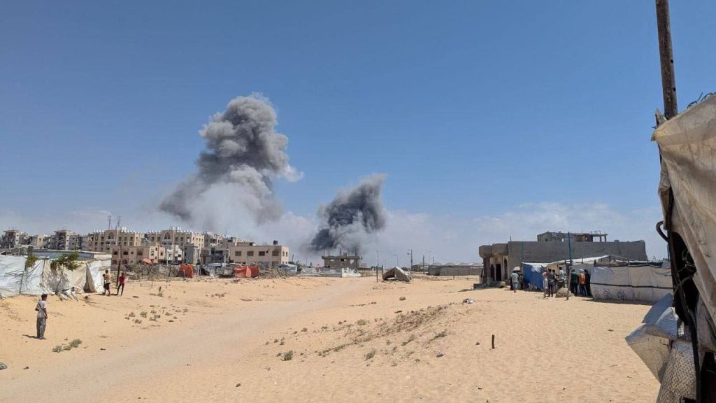 Foto captada durante ataques aéreos israelíes tipo "Anillo de Fuego" en el centro, norte y sur de la franja de Gaza.
