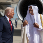 El presidente de EE. UU. ,Donald Trump, es recibido por el emir de Qatar, jeque Tamin bin Hamad Al Thani en Doha, Qatar, el 14 de mayor de 2025 Foto: Casa Blanca / Daniel Torok vía Flickr Dominio Público