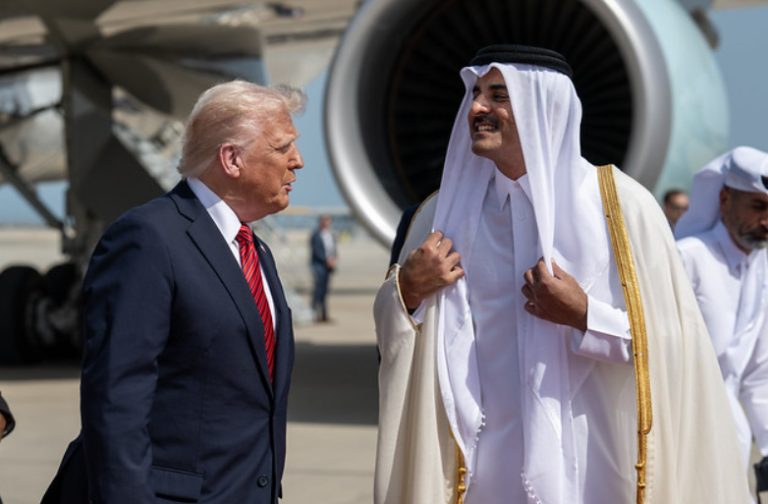 El presidente de EE. UU. ,Donald Trump, es recibido por el emir de Qatar, jeque Tamin bin Hamad Al Thani en Doha, Qatar, el 14 de mayor de 2025 Foto: Casa Blanca / Daniel Torok vía Flickr Dominio Público