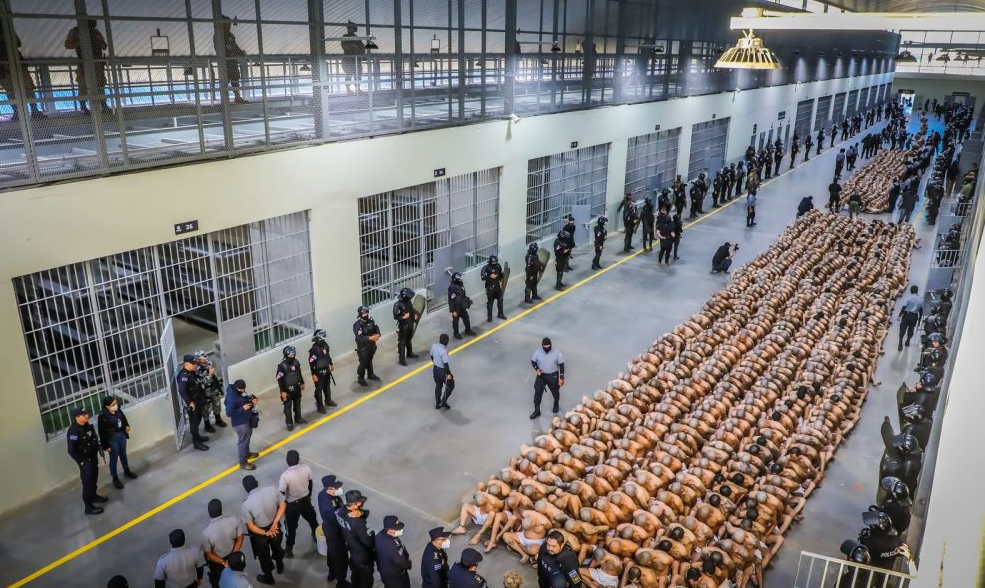Vista de reos de alta peligrosidad en la CECOT de El Salvador.
