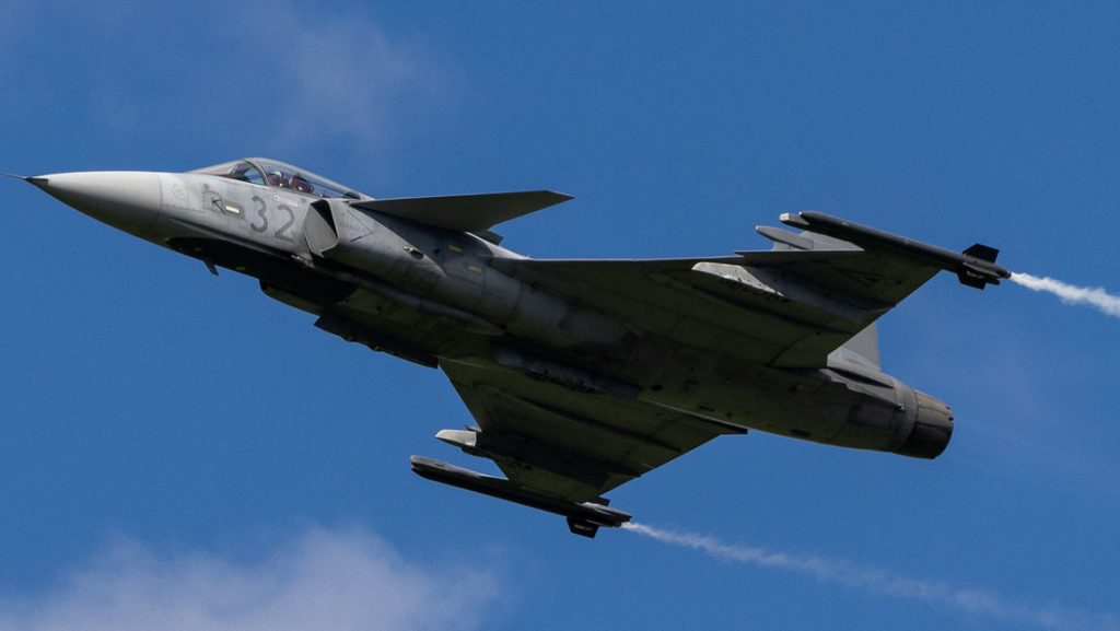 Un Saab JAS-39C Gripen vuela en Zeltweg, Austria, el 7 de septiembre de 2024.