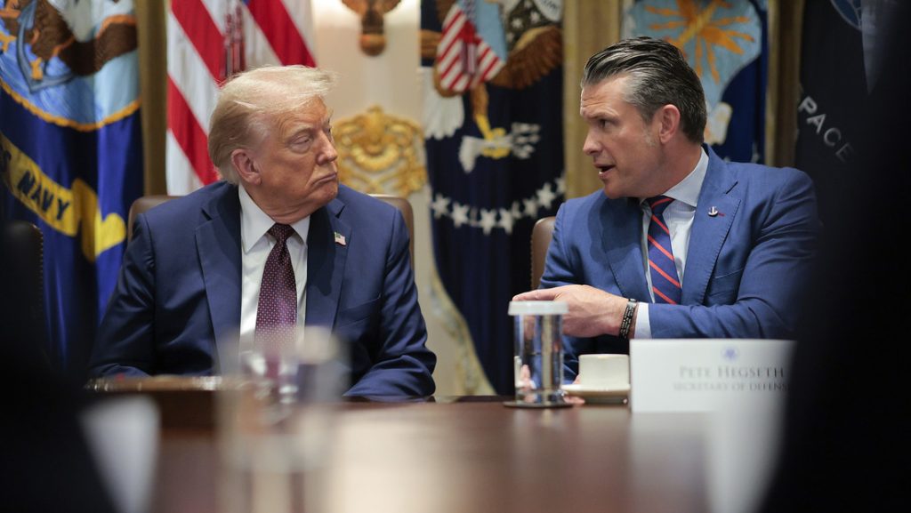 El presidente de EE.UU., Donald Trump, y el jefe del Pentágono, Pete Hegseth.