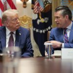 El presidente de EE.UU., Donald Trump, y el jefe del Pentágono, Pete Hegseth.
