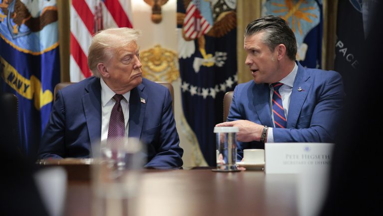 El presidente de EE.UU., Donald Trump, y el jefe del Pentágono, Pete Hegseth.