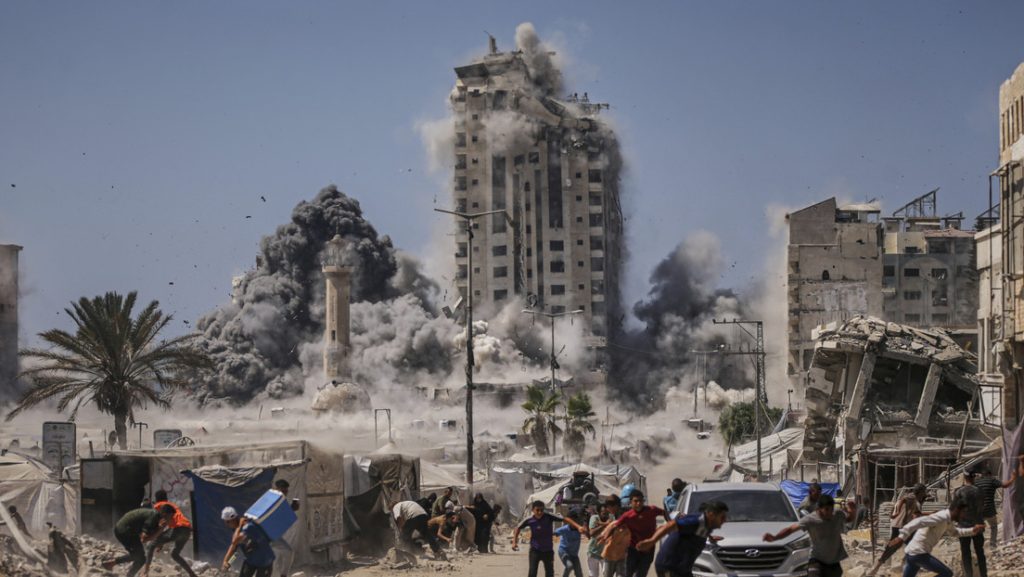 Ataque aéreo israelí a un edificio en la ciudad de Gaza