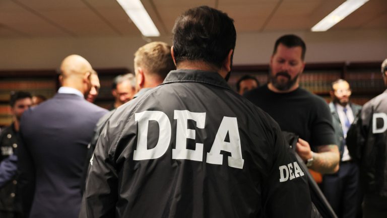 Agentes de la DEA durante una rueda de prensa en Nueva York, el 25 de agosto de 2025.