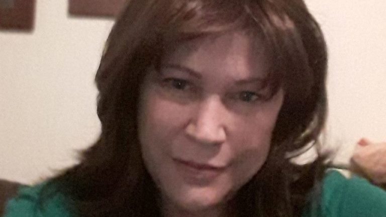 Abuela del principal sospechoso del asesinato de Charlie Kirk, Debbie Robinson.