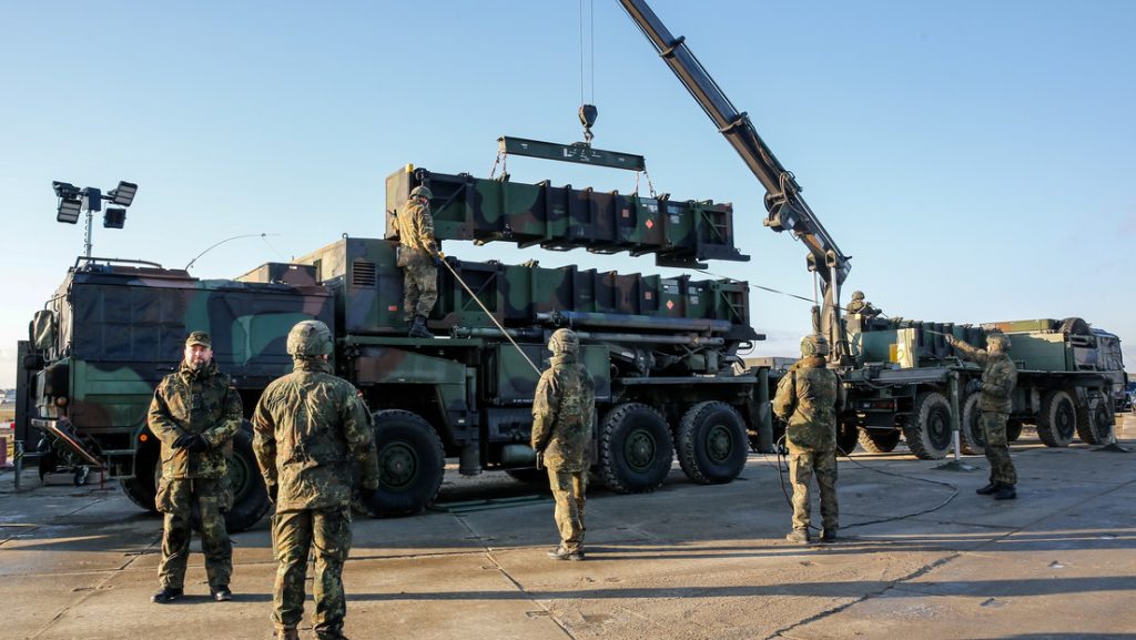 Imagen ilustrativa / Militares alemanes transportan baterías del sistema de defensa tierra-aire MIM 104 Patriot.