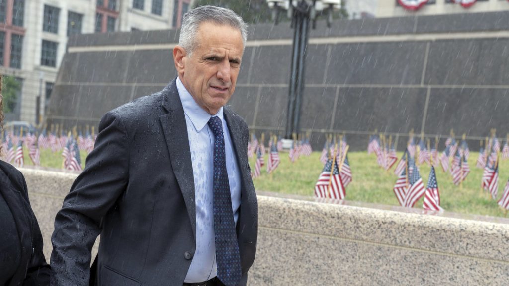 El almirante retirado Robert Burke sale de un tribunal federal en Washington, 16 de septiembre de 2025.