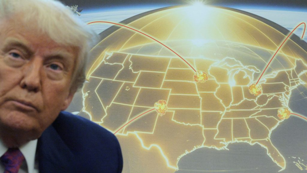 Trump con la Cúpula de Oro.