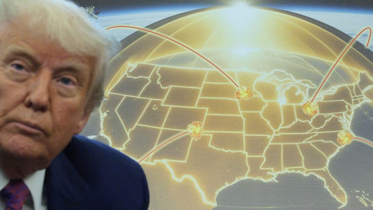 Trump con la Cúpula de Oro.