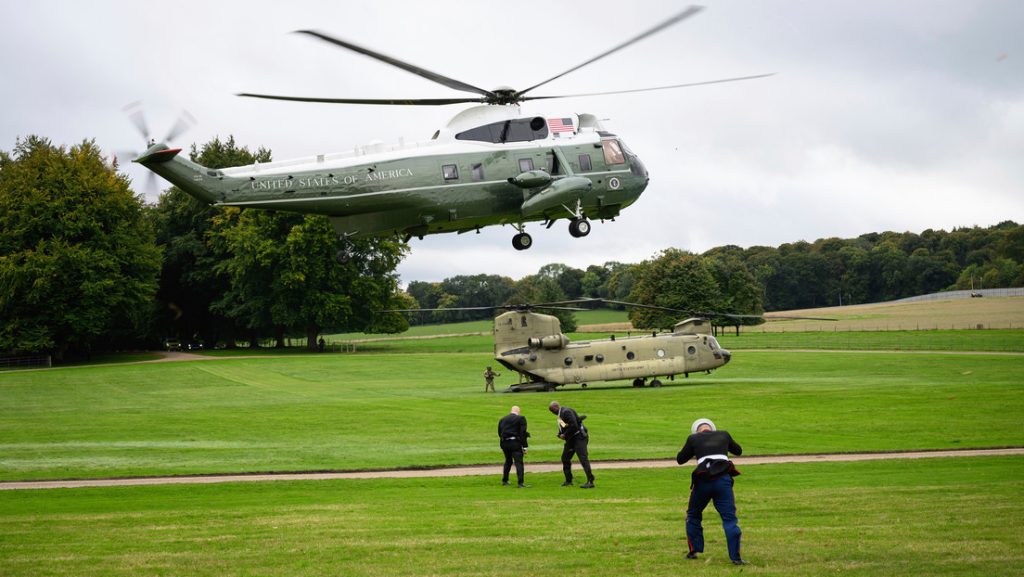 El Marine One aterriza en Chequers durante la visita del presidente de EE.UU., Donald Trump, el Reino Unido, 18 de septiembre de 2025.