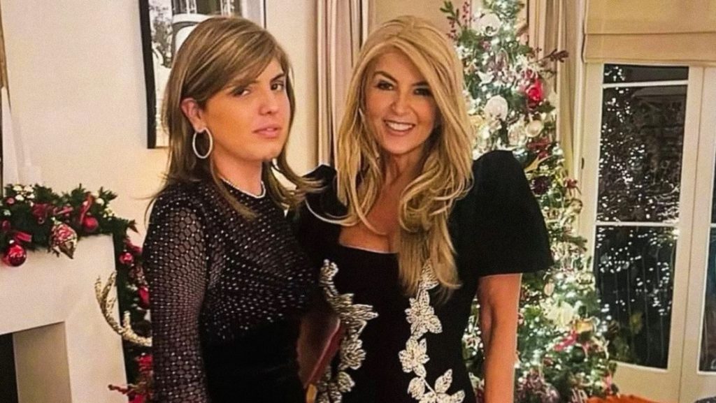 Marissa Laimou (i) con su madre, Bessy.