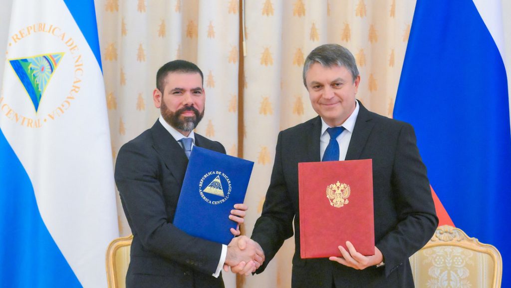 Laureano Facundo Ortega Murillo y el jefe de la República Popular de Lugansk, Leonid Pásechnik, tras la firma de documentos de cooperación en Moscú, 22 de septiembre de 2025.