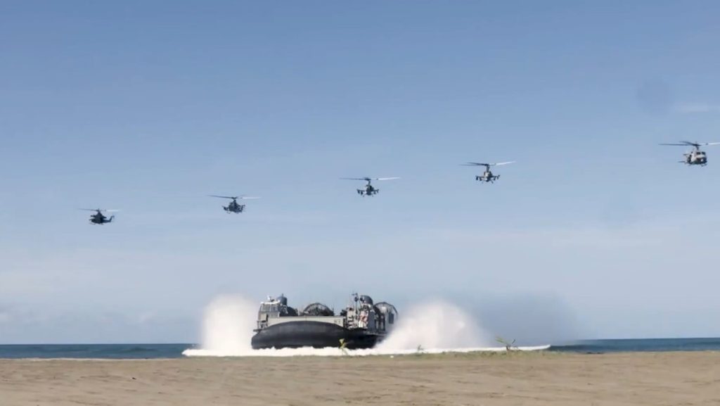 Integrantes de la Infantería de Marina entrenándose en las costas de Puerto Rico para un asalto anfibio.