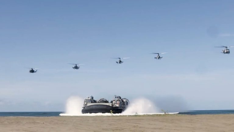 Integrantes de la Infantería de Marina entrenándose en las costas de Puerto Rico para un asalto anfibio.