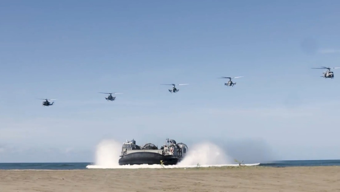 Integrantes de la Infantería de Marina entrenándose en las costas de Puerto Rico para un asalto anfibio.