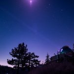En esta imagen infrarroja, el Laboratorio de Comunicaciones Ópticas del JPL en Table Mountain, California, envía su baliza de ocho láseres al transceptor láser de la nave Psyche de la NASA en el espacio profundo.