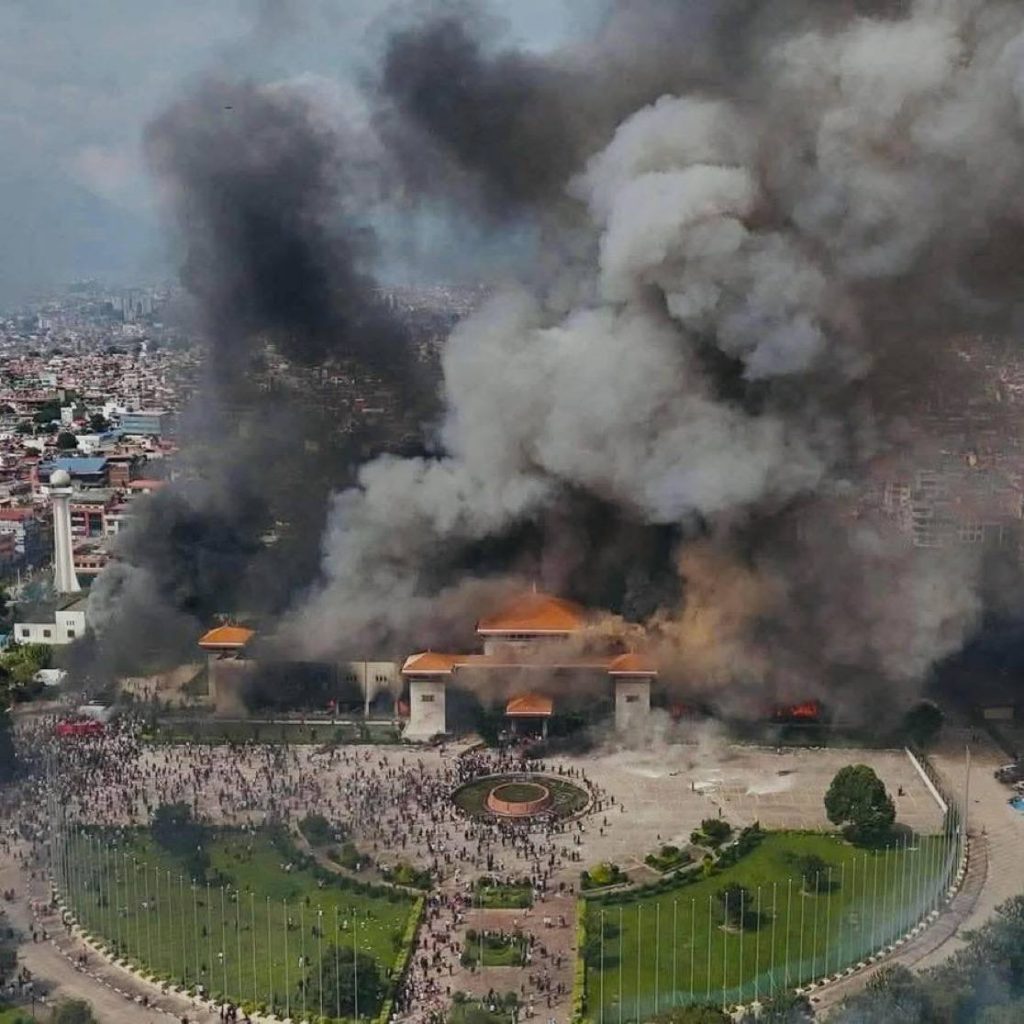 Parlamento de Nepal en llamas.