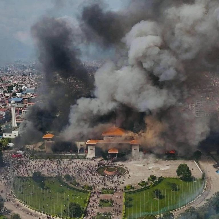 Parlamento de Nepal en llamas.