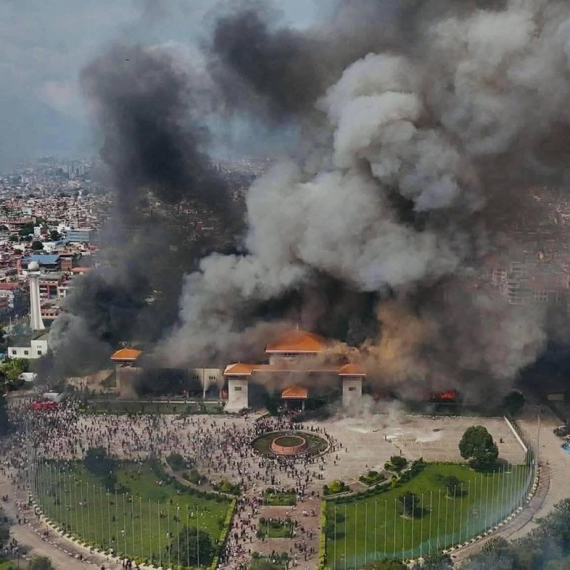 Parlamento de Nepal en llamas.