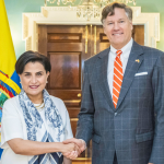 El subsecretario de Estado de EE.UU., Christopher Landau (d), y la ministra de Relaciones Exteriores de Ecuador, Gabriela Sommerfeld.