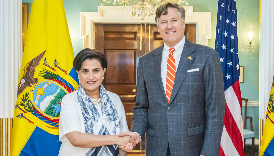 El subsecretario de Estado de EE.UU., Christopher Landau (d), y la ministra de Relaciones Exteriores de Ecuador, Gabriela Sommerfeld.
