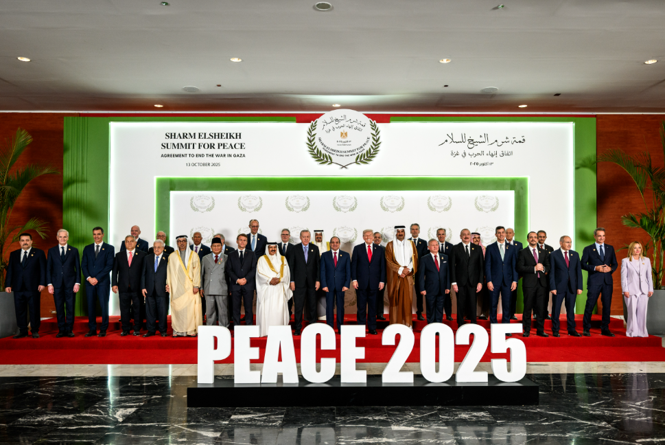 Donald Trump y otros líderes mundiales en una cumbre de paz en Sharm el Sheij, Egipto, el 13 de octubre de 2025.