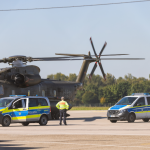 Un helicóptero del Ejército alemán con un acusado a bordo en el aeropuerto de Karlsruhe/Baden-Baden. En primer plano, vehículos de la Policía Federal. Foto: Philipp von Ditfurth/dpa Crédito: Philipp von Ditfurth/dpa