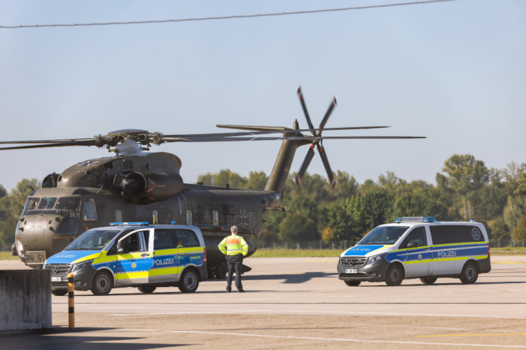 Un helicóptero del Ejército alemán con un acusado a bordo en el aeropuerto de Karlsruhe/Baden-Baden. En primer plano, vehículos de la Policía Federal. Foto: Philipp von Ditfurth/dpa Crédito: Philipp von Ditfurth/dpa