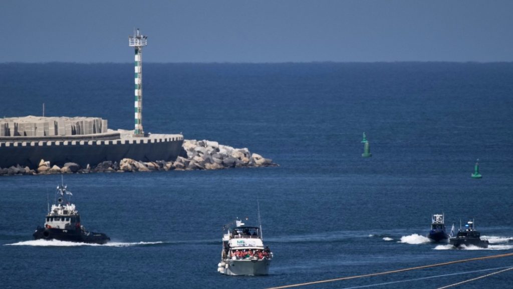 Activistas a bordo de un barco de la Flotilla Global Sumud con destino a Gaza, 2 de octubre de 2025.