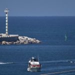 Activistas a bordo de un barco de la Flotilla Global Sumud con destino a Gaza, 2 de octubre de 2025.