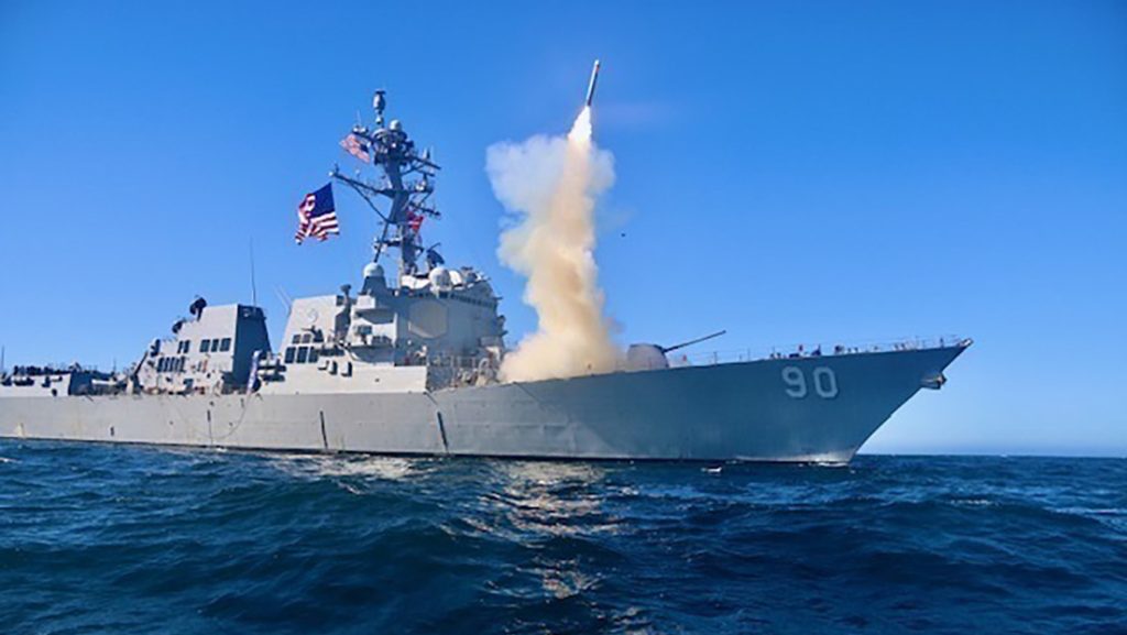 Imagen ilustrativa. El destructor de misiles guiados USS Chafee lanza un Tomahawk, 30 de noviembre de 2020.