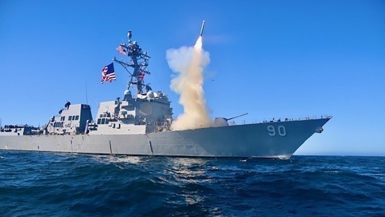 Imagen ilustrativa. El destructor de misiles guiados USS Chafee lanza un Tomahawk, 30 de noviembre de 2020.