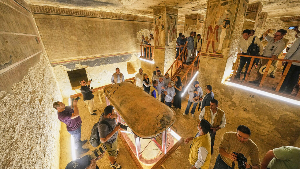 Visitantes ven la tumba de Amenhotep III en el Valle de Reyes en la ciudad de Luxor, Egipto, el sábado 4 de octubre de 2025.