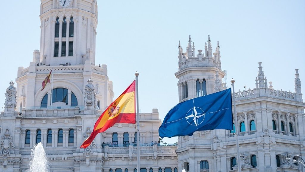 Banderas de la OTAN y España.