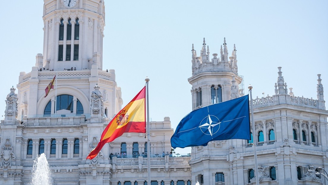 Banderas de la OTAN y España.