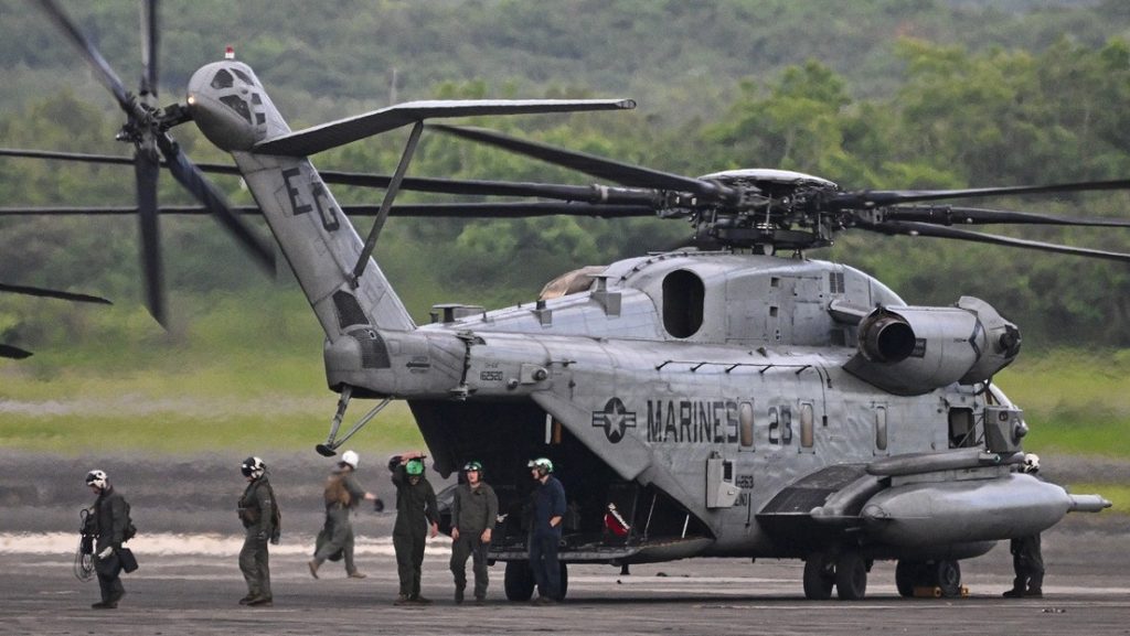Marines de EE.UU. descargan equipamiento en el aeropuerto José Aponte de la Torre, en Ceiba, Puerto Rico, el 11 de septiembre de 2025.