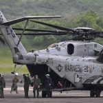 Marines de EE.UU. descargan equipamiento en el aeropuerto José Aponte de la Torre, en Ceiba, Puerto Rico, el 11 de septiembre de 2025.