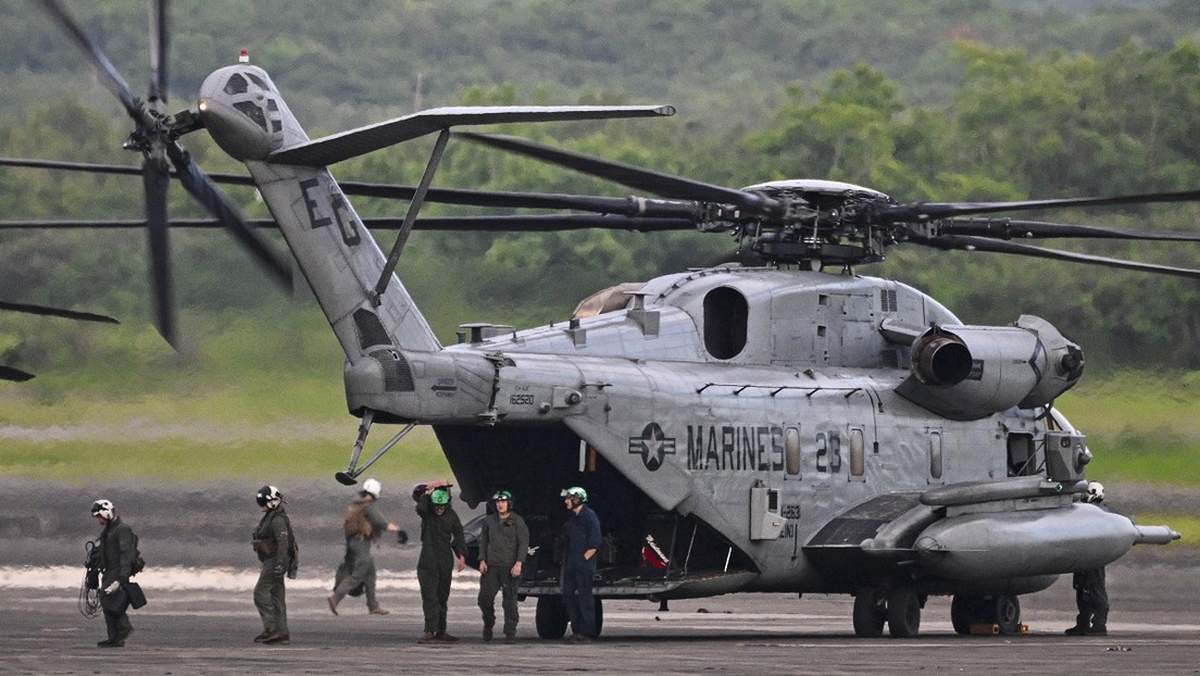Marines de EE.UU. descargan equipamiento en el aeropuerto José Aponte de la Torre, en Ceiba, Puerto Rico, el 11 de septiembre de 2025.